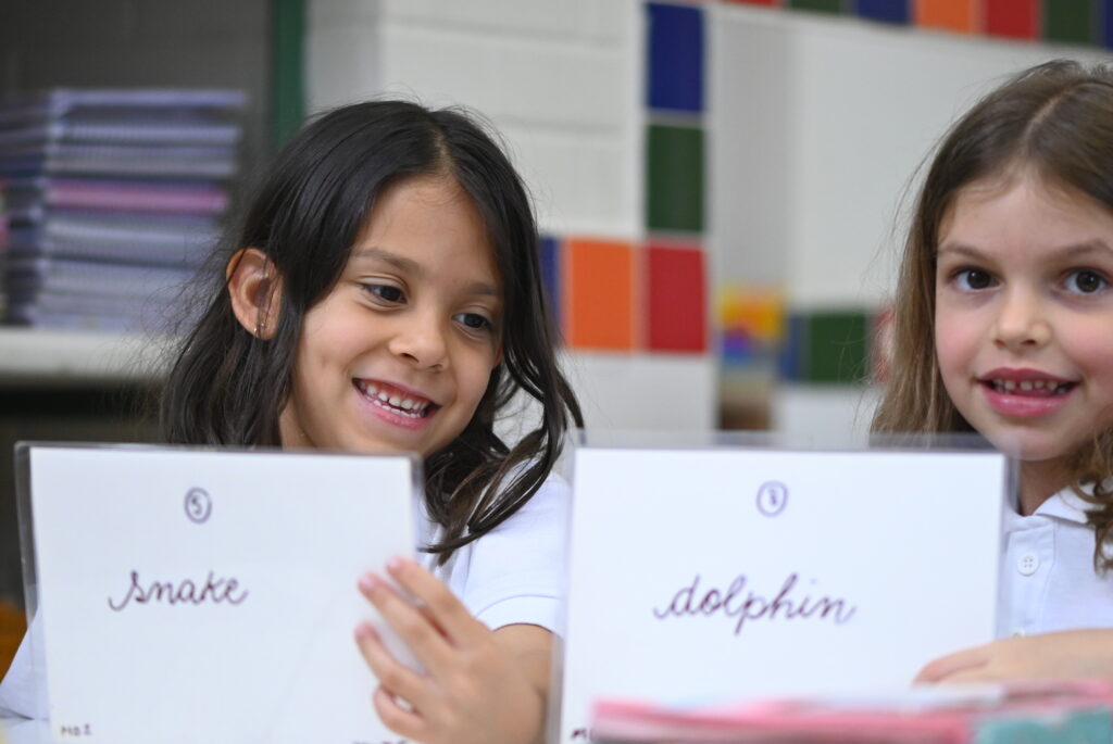 Alunas em atividade bilingue