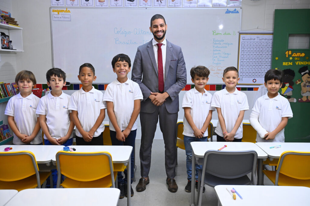 Professor a alunos em sala de aula